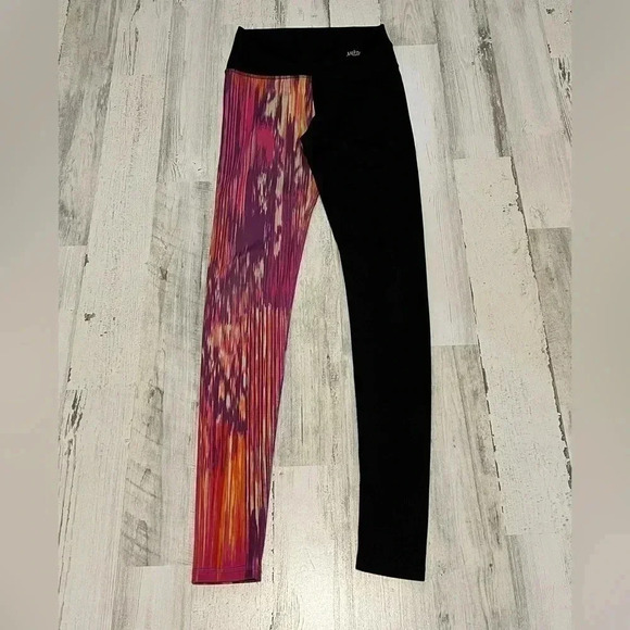 Mika Yoga Wear Leggings 3 pairs size Small/Medium - Picture 5 of 8